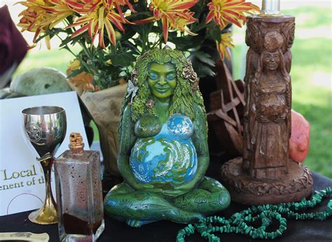 What deities are honored by wiccans